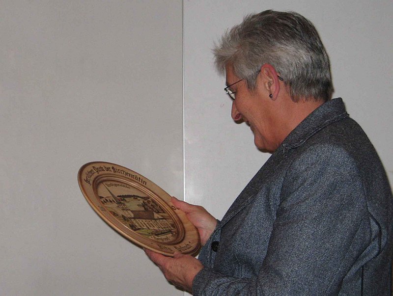 Rita Dubach bestaunt den geschenkten Erinnerungsteller