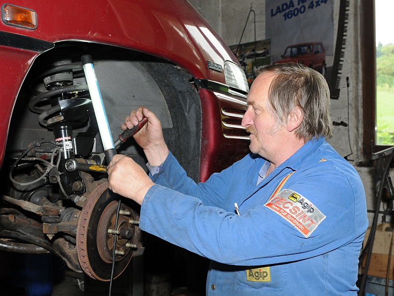 Paul Wermelinger bedient den Abgastester