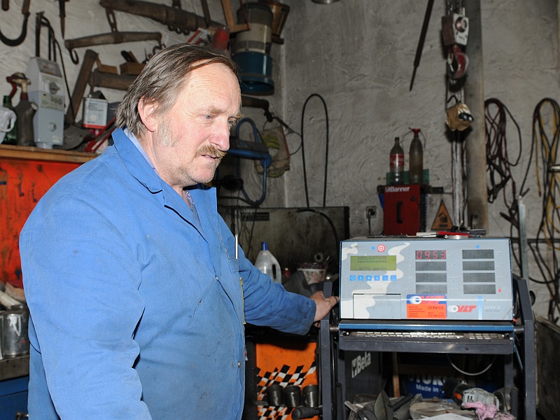 Paul Wermelinger ersetzt einen Stossdämpfer