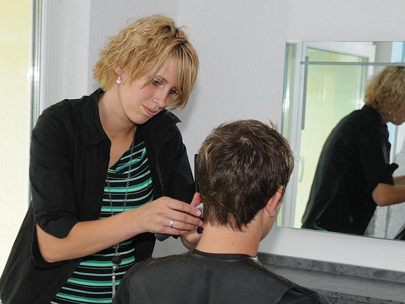 Nadia Birrer beim Haareschneiden