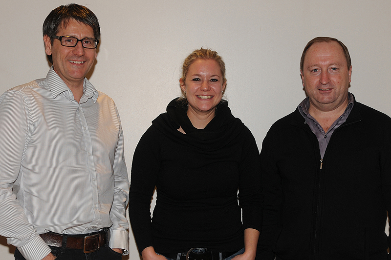 Feuerwehrkommandant Markus Kunz (rechts) freut sich &uuml;ber die vorbildliche &Uuml;bergabe der Administration von Bruno Gr&uuml;ter an Pamela Stadelmann