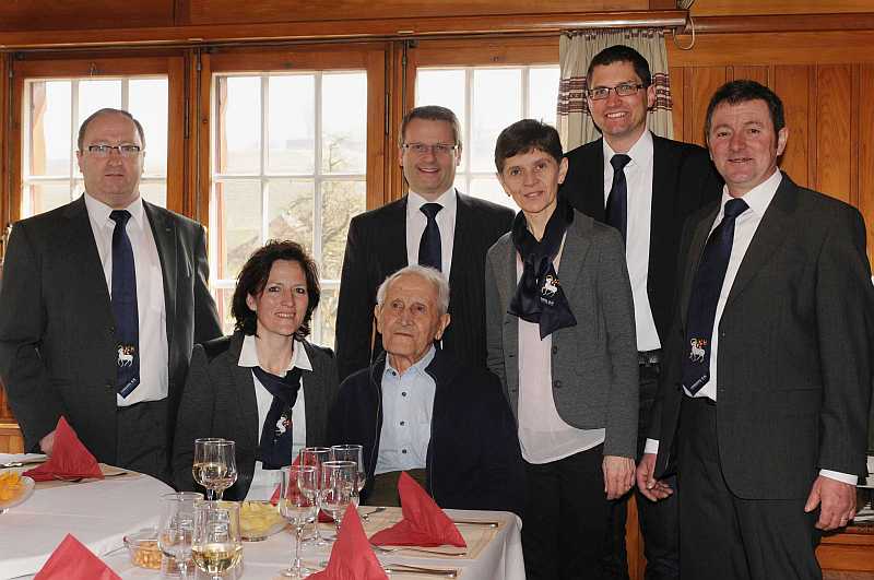 Josef Kiener-Meyer mit Gemeinderat und Gemeindeschreiber