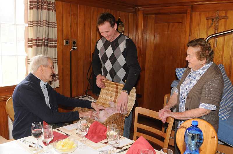 Walter Birrer überbringt seinem Götti ein Ferkel