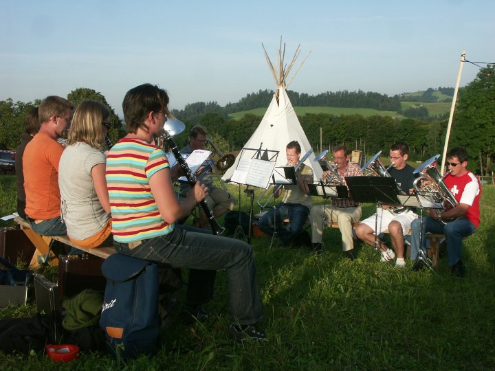 Die Blaskapelle Napfgold er�ffnet bei untergehender Sonne den Festgottesdiens