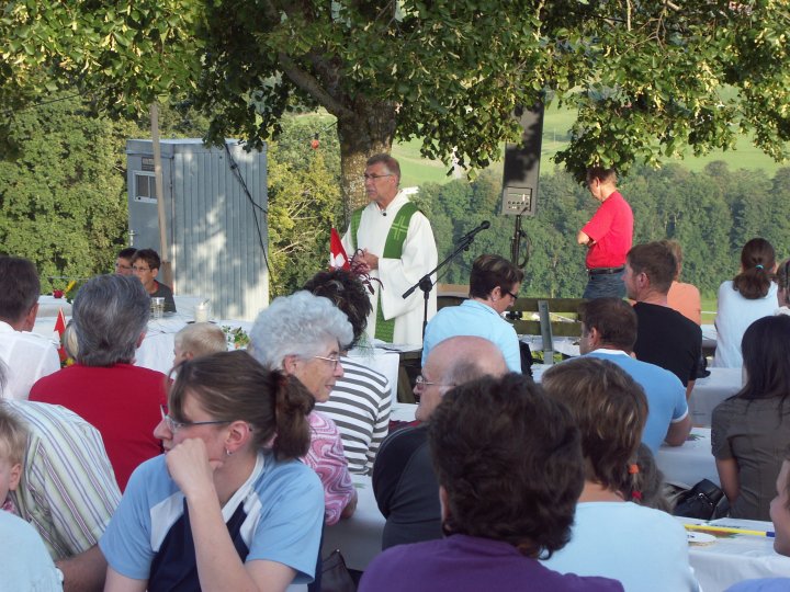Noch wird der Pfarrer von der Abendsonne beschienen