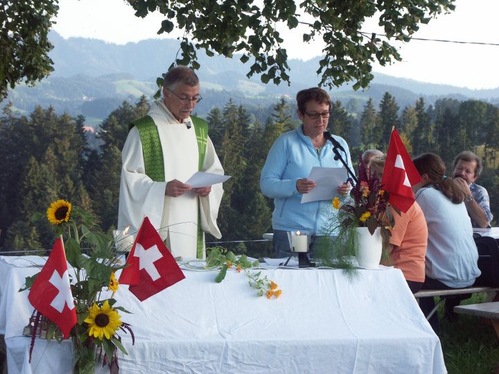 Der Pfarrer und die Lektorin tragen die F�rbitten vor
