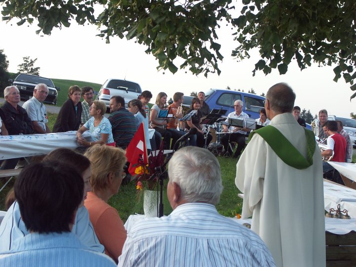 Am Ende des Gottesdienstes w�nscht der Pfarrer allen einen feuchten und fr�hlichen Abend