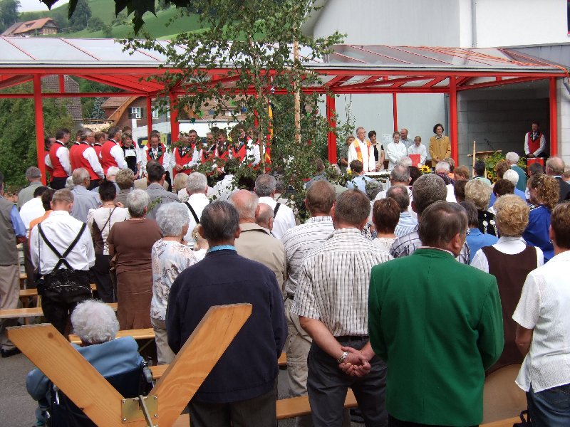 Eindr�cklicher Festgottesdienst auf dem Schulhausplatz