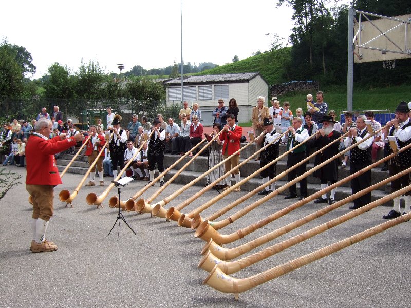 Der Festgottesdienst wurde mit Alphornkl�ngen und Jodelgesang festlich umrahmt