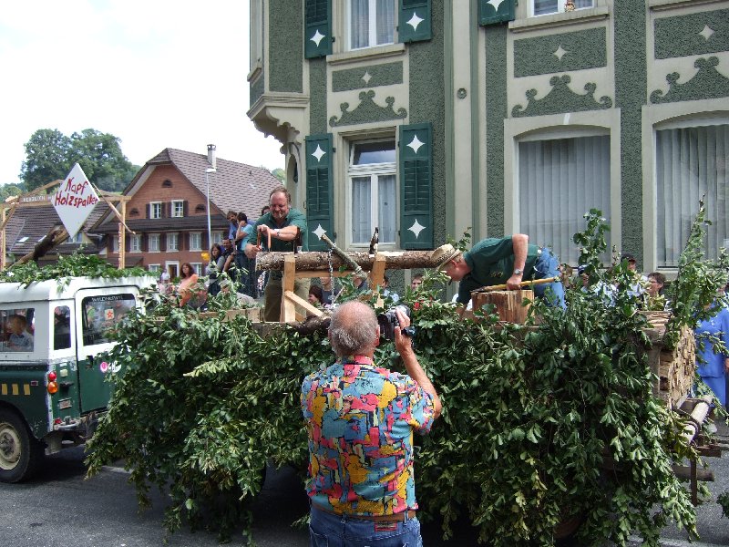 Die Napfholzspalter erfreuten mit einem standesgem�ss dekorierten Wagen