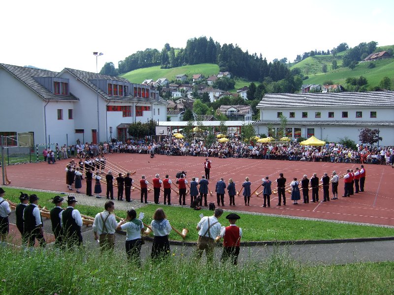 Zahlreiche Festbesucher fanden sich nach dem Umzug auf dem Schulhausplatz zusammen