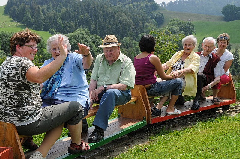 Betagte fahren Eisenbahn